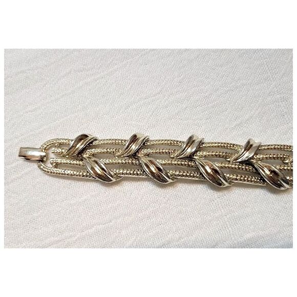 Vintage Signed 60’s Lisner Silver-tone Bracelet with Ribbon & Leaves. - Picture 7 of 10
